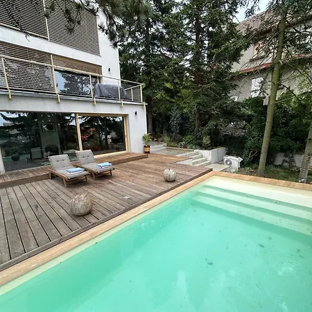 Luxury Apartment *